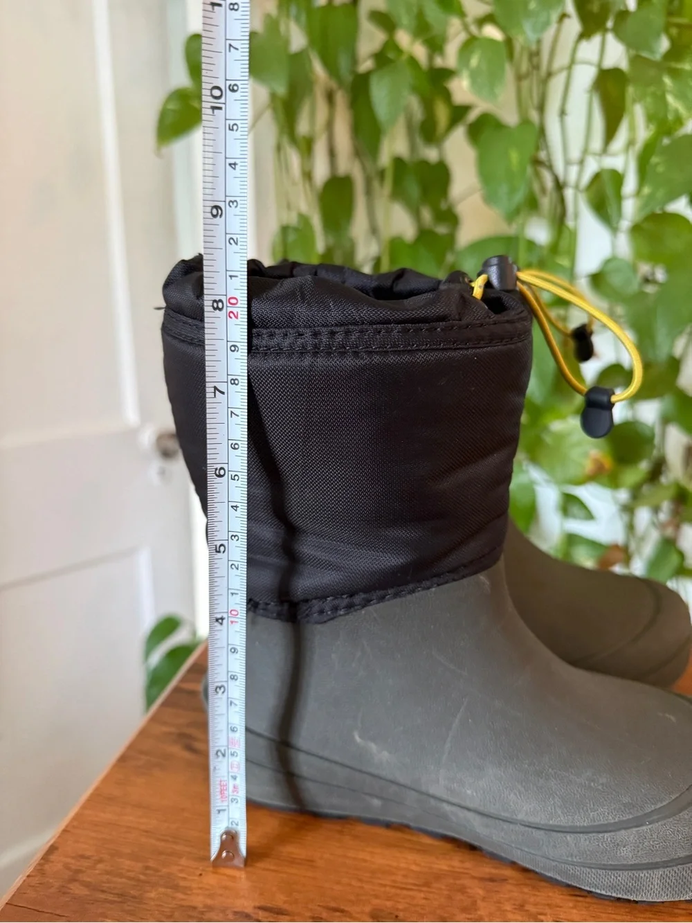 Kids Waterproof Snow Boots - Black and Olive size 1 youth